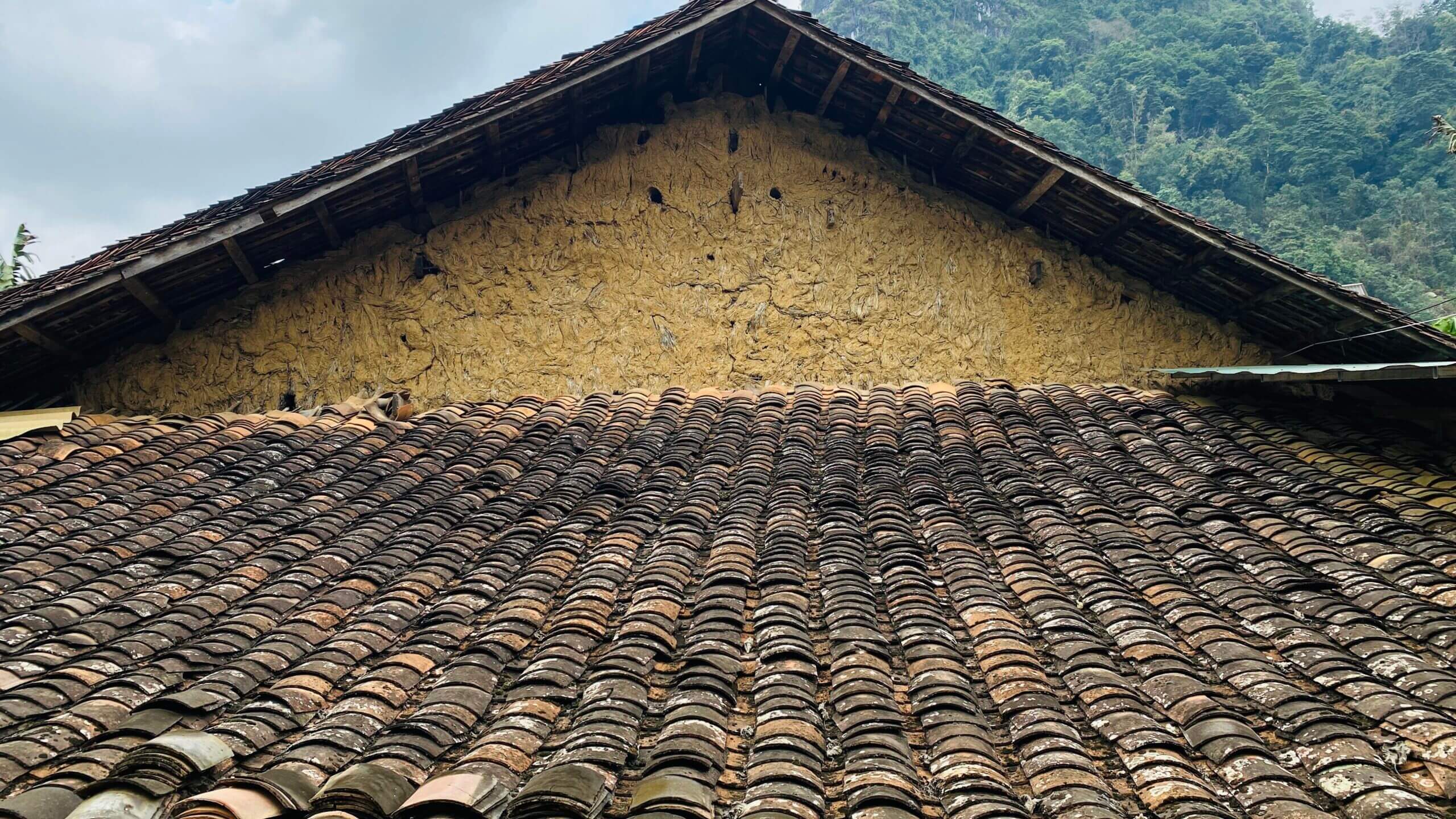 Làng ngói âm dương Lũng Rì