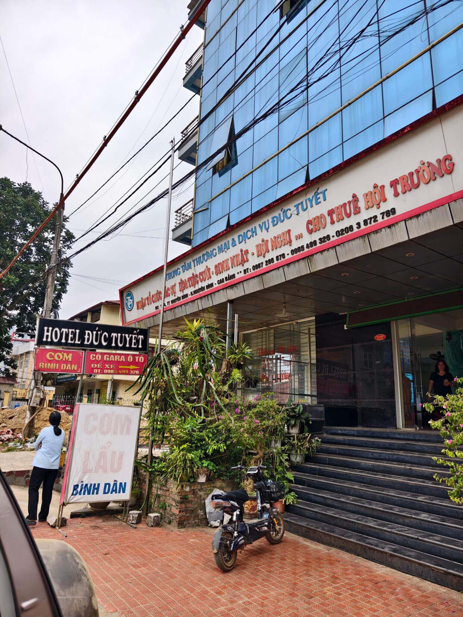 Nhà hàng khách sạn tuyết niệm