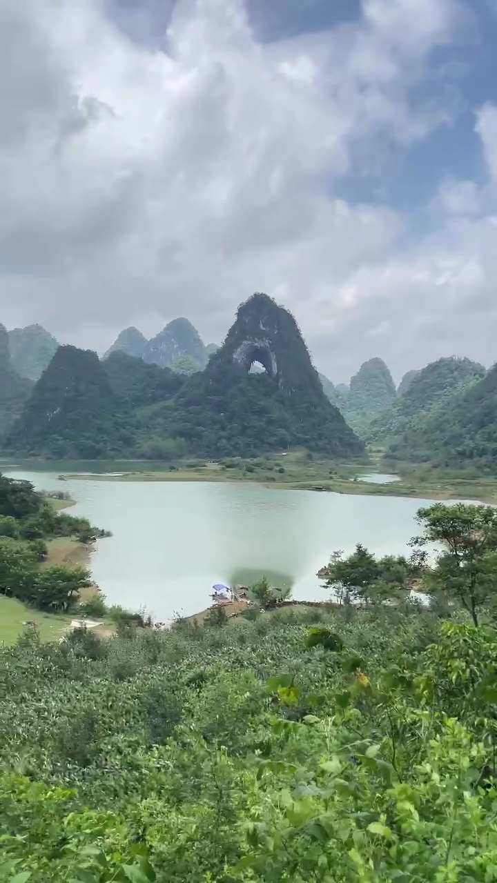 Núi Mắt Thần