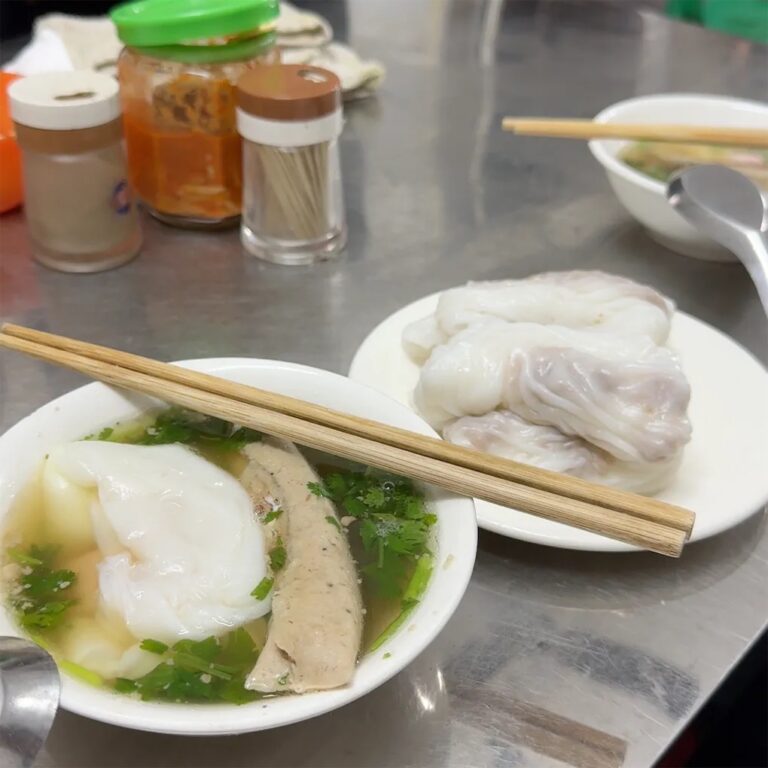 Bánh cuốn Bà Đông - Phường Thục Phán