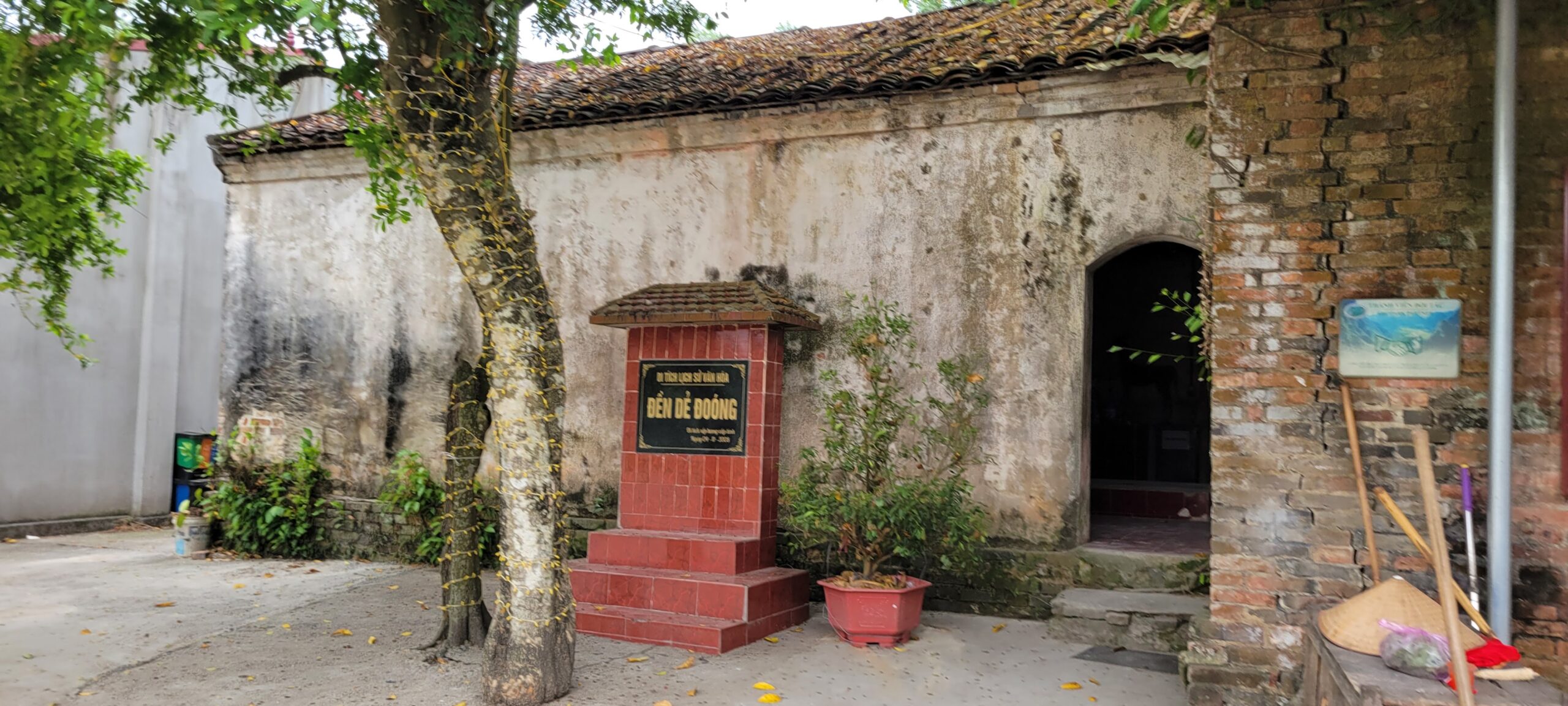 Đền Dẻ Đoóng
