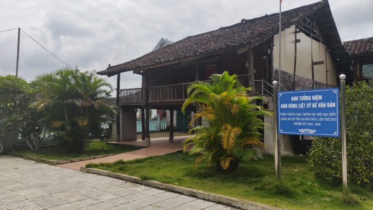 Khu tưởng niệm AHLS Bế Văn Đàn