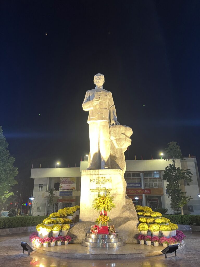 Quảng trường Tượng đài Chủ tịch Hồ Chí Minh - Phường Thục Phán